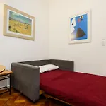 Tranquilo, Na Quadra Da Praia E Perto De Tudo - Besthostrio