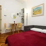 Tranquilo, Na Quadra Da Praia E Perto De Tudo - Besthostrio